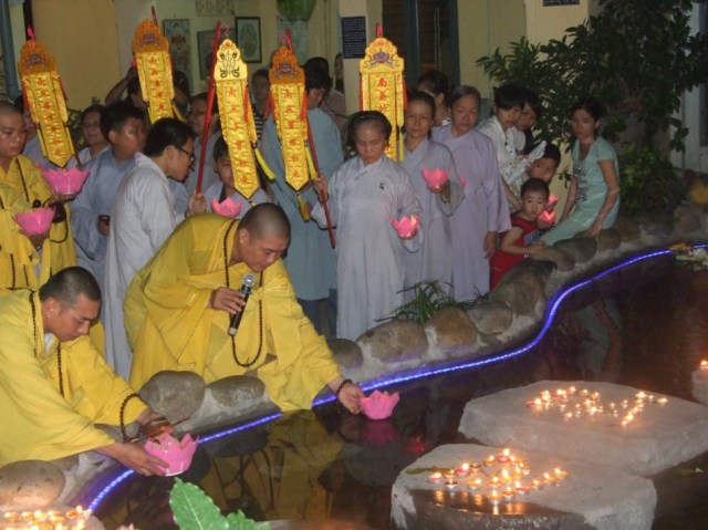 TP. HCM: Lễ liên hoa đăng mừng thánh đản Phật A-di-đà tại chùa Long Vân