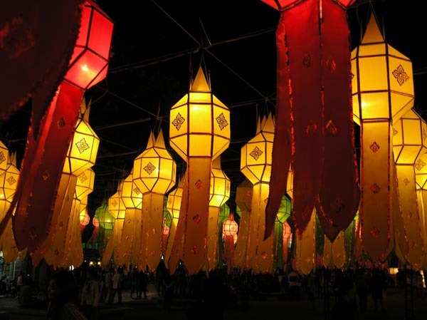 Lung linh sắc đèn hoa lễ hội Loy Krathong