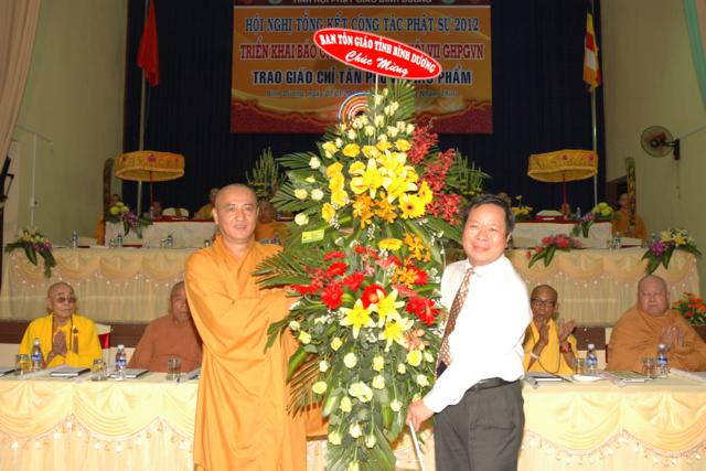 Bình Dương: Hội nghị tổng kết công tác Phật sự 2012 - Triển khai báo cáo kết quả đại hội VII - GHPGVN - Trao Giáo chỉ tấn phong Giáo phẩm