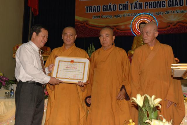 Bình Dương: Hội nghị tổng kết công tác Phật sự 2012 - Triển khai báo cáo kết quả đại hội VII - GHPGVN - Trao Giáo chỉ tấn phong Giáo phẩm