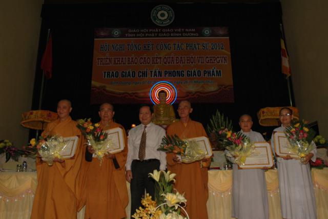 Bình Dương: Hội nghị tổng kết công tác Phật sự 2012 - Triển khai báo cáo kết quả đại hội VII - GHPGVN - Trao Giáo chỉ tấn phong Giáo phẩm