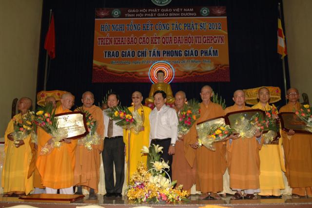 Bình Dương: Hội nghị tổng kết công tác Phật sự 2012 - Triển khai báo cáo kết quả đại hội VII - GHPGVN - Trao Giáo chỉ tấn phong Giáo phẩm