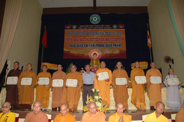 Bình Dương: Hội nghị tổng kết công tác Phật sự 2012 - Triển khai báo cáo kết quả đại hội VII - GHPGVN - Trao Giáo chỉ tấn phong Giáo phẩm