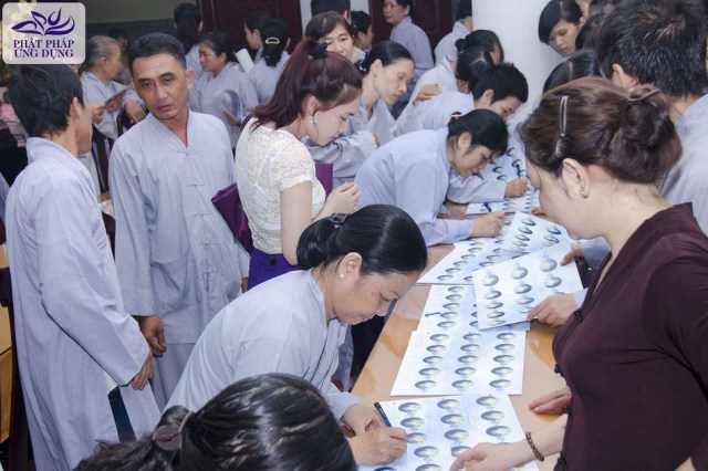 Giờ Trái Đất 2013: Đông đảo Phật tử tham gia ký tên vào hiệp ước &quot;Bảo vệ môi trường Xanh - Sạch - Đẹp&quot;