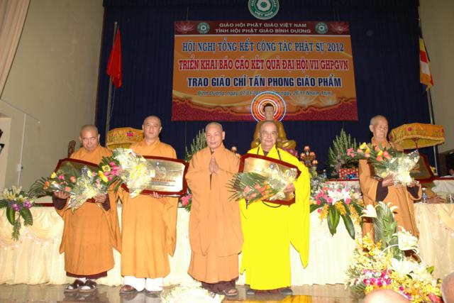 Bình Dương: Hội nghị tổng kết công tác Phật sự 2012 - Triển khai báo cáo kết quả đại hội VII - GHPGVN - Trao Giáo chỉ tấn phong Giáo phẩm