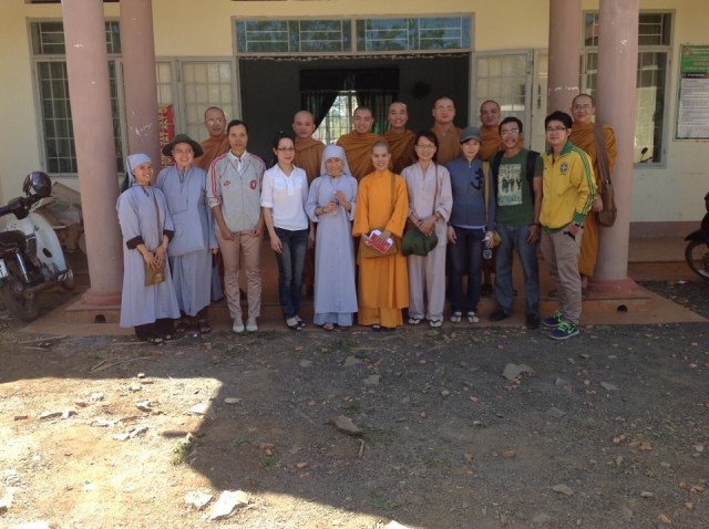 Khoa Anh văn Phật Pháp (Học Viện PGVN Tp.HCM) hành hương và phát quà từ thiện