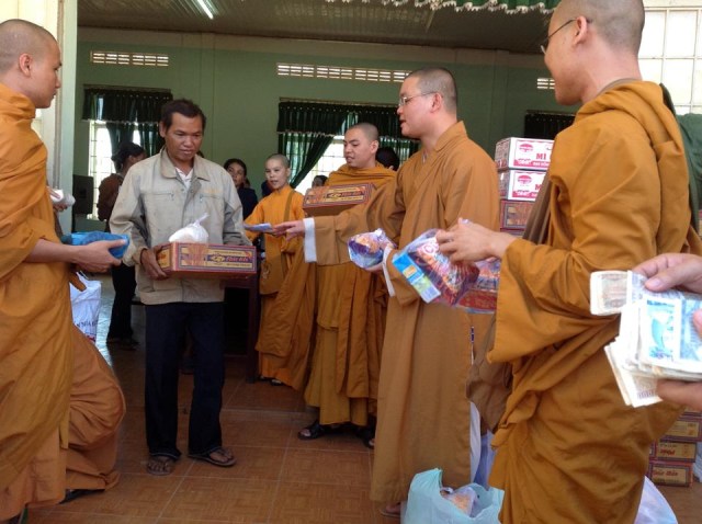 Khoa Anh văn Phật Pháp (Học Viện PGVN Tp.HCM) hành hương và phát quà từ thiện