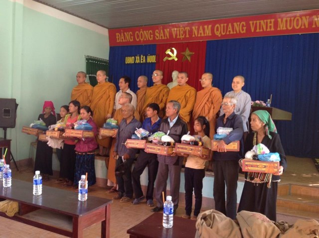 Khoa Anh văn Phật Pháp (Học Viện PGVN Tp.HCM) hành hương và phát quà từ thiện