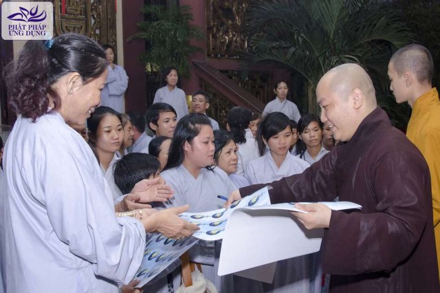 Giờ Trái Đất 2013: Đông đảo Phật tử tham gia ký tên vào hiệp ước &quot;Bảo vệ môi trường Xanh - Sạch - Đẹp&quot;