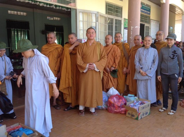 Khoa Anh văn Phật Pháp (Học Viện PGVN Tp.HCM) hành hương và phát quà từ thiện