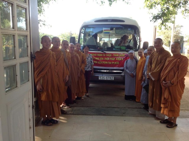 Khoa Anh văn Phật Pháp (Học Viện PGVN Tp.HCM) hành hương và phát quà từ thiện