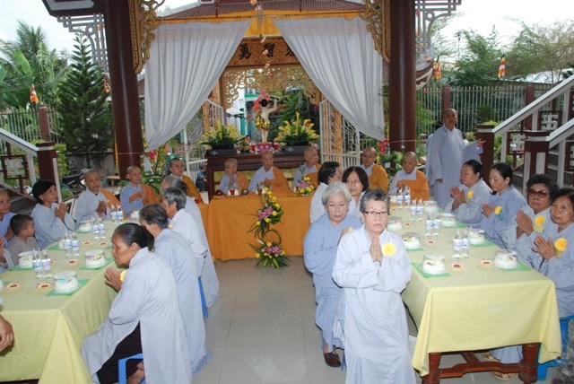 Long An: Chúc thọ đầu năm tại chùa Hòa Bình - Cần Giuộc