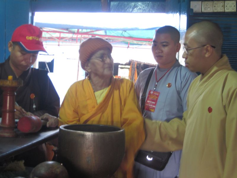 TP. HCM: CLB Hoằng Pháp Trẻ mang thông điệp từ bi đến với Kiều bào tại Campuchia