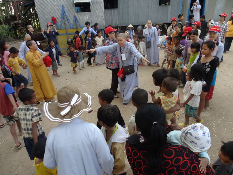 TP. HCM: CLB Hoằng Pháp Trẻ mang thông điệp từ bi đến với Kiều bào tại Campuchia