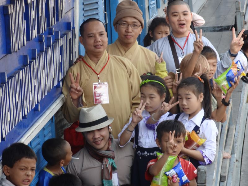 TP. HCM: CLB Hoằng Pháp Trẻ mang thông điệp từ bi đến với Kiều bào tại Campuchia