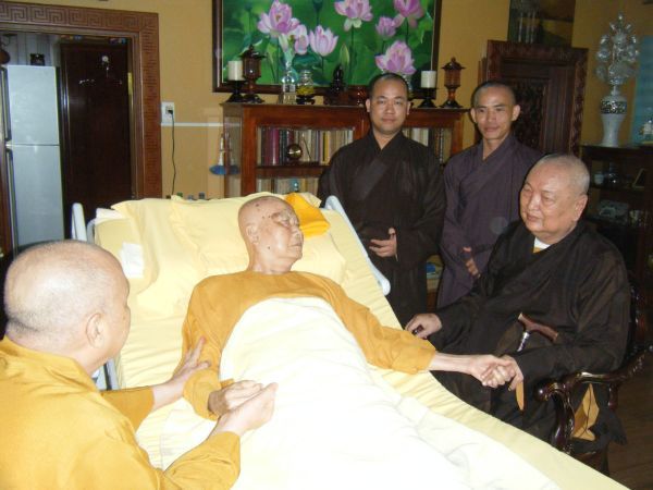 Vĩnh Long: Rước di ảnh về Tổ đình TV Thường Chiếu sám hối Hòa thượng Tôn sư