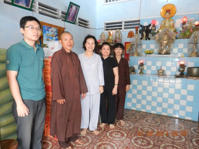 Vĩnh Long: Chùa Giác Ngộ Vĩnh Long tặng quà cho các hộ gia đình khó khăn