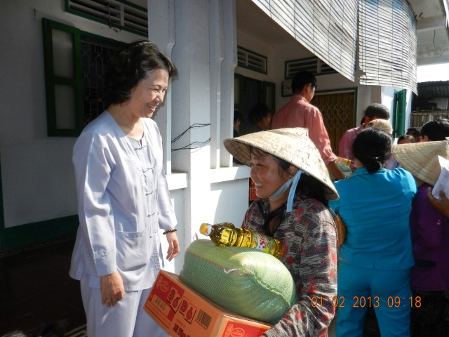 Vĩnh Long: Chùa Giác Ngộ Vĩnh Long tặng quà cho các hộ gia đình khó khăn