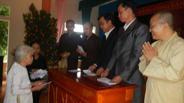 Hội từ thiện Đạo Phật Ngày Nay tặng quà tết cho các hộ nghèo tại Hà Tĩnh