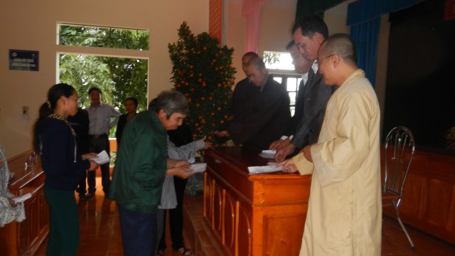 Hội từ thiện Đạo Phật Ngày Nay tặng quà tết cho các hộ nghèo tại Hà Tĩnh