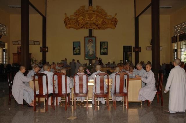 Bình Dương: Tuyển người làm Phật