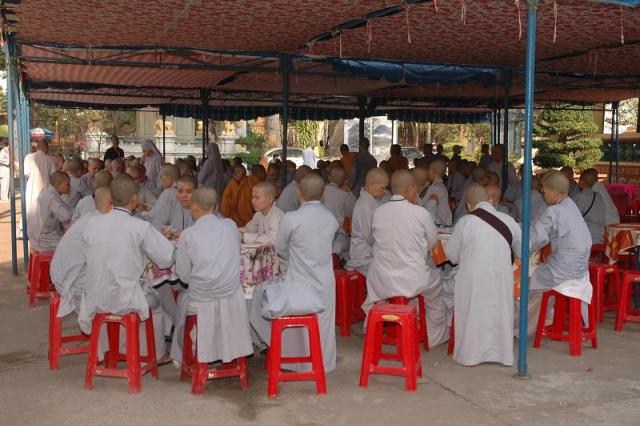 Bình Dương: Tuyển người làm Phật