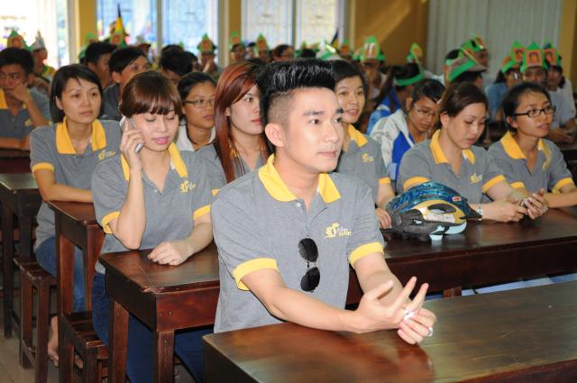 Ca sĩ Quang Hà diễu hành cổ động giờ trái đất do BVH. THPG. Tp.HCM tổ chức