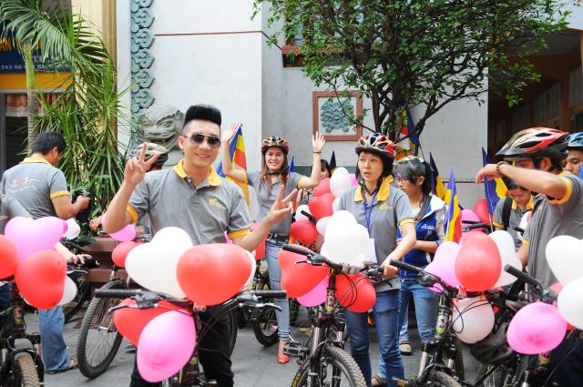 Ca sĩ Quang Hà diễu hành cổ động giờ trái đất do BVH. THPG. Tp.HCM tổ chức