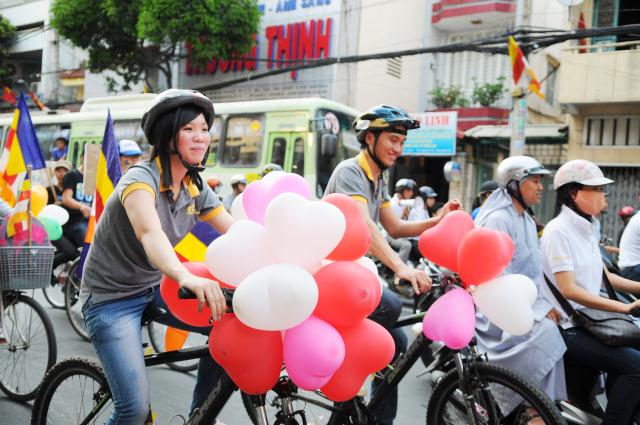 Ca sĩ Quang Hà diễu hành cổ động giờ trái đất do BVH. THPG. Tp.HCM tổ chức
