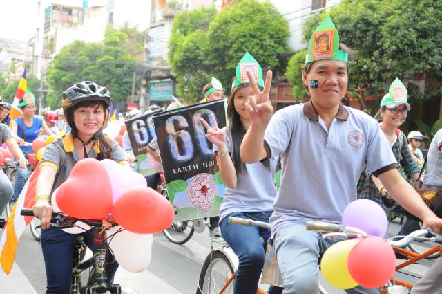 Ca sĩ Quang Hà diễu hành cổ động giờ trái đất do BVH. THPG. Tp.HCM tổ chức
