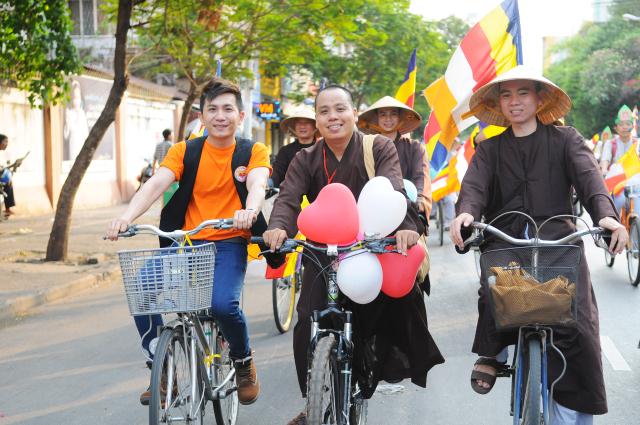 Ca sĩ Quang Hà diễu hành cổ động giờ trái đất do BVH. THPG. Tp.HCM tổ chức