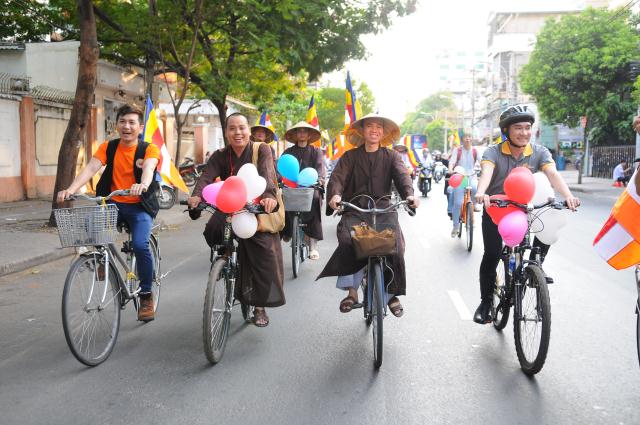 Ca sĩ Quang Hà diễu hành cổ động giờ trái đất do BVH. THPG. Tp.HCM tổ chức