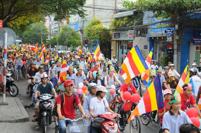 Ca sĩ Quang Hà diễu hành cổ động giờ trái đất do BVH. THPG. Tp.HCM tổ chức
