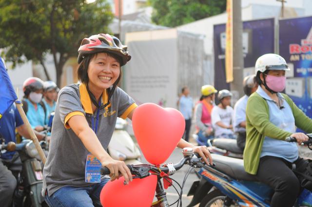 Ca sĩ Quang Hà diễu hành cổ động giờ trái đất do BVH. THPG. Tp.HCM tổ chức