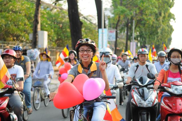 Ca sĩ Quang Hà diễu hành cổ động giờ trái đất do BVH. THPG. Tp.HCM tổ chức
