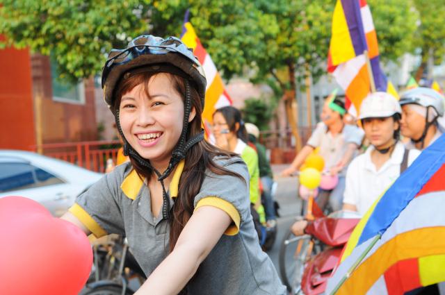Ca sĩ Quang Hà diễu hành cổ động giờ trái đất do BVH. THPG. Tp.HCM tổ chức