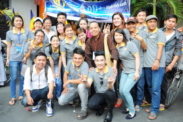 Ca sĩ Quang Hà diễu hành cổ động giờ trái đất do BVH. THPG. Tp.HCM tổ chức