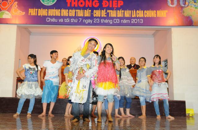 Ca sĩ Quang Hà diễu hành cổ động giờ trái đất do BVH. THPG. Tp.HCM tổ chức