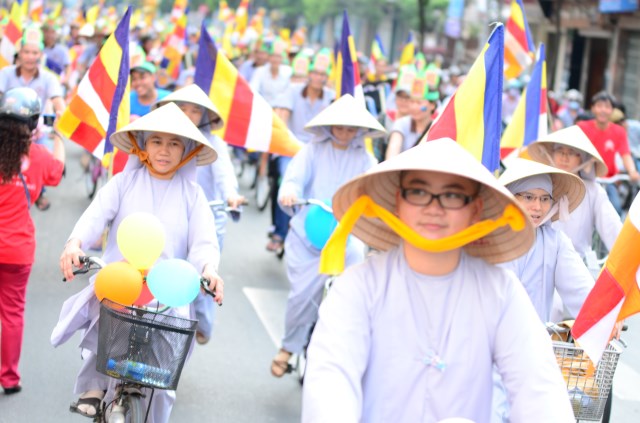 Tăng Ni trẻ tình nguyện đạp xe kêu gọi bảo vệ môi trường