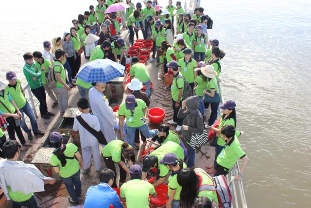 Làn Gió Ấm: Di Lặc du xuân mang yêu thương đến mọi miền