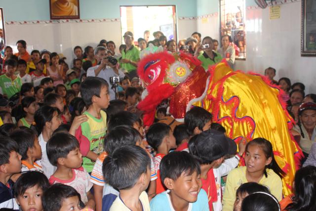 Làn Gió Ấm: Di Lặc du xuân mang yêu thương đến mọi miền