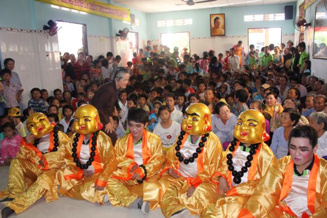 Làn Gió Ấm: Di Lặc du xuân mang yêu thương đến mọi miền