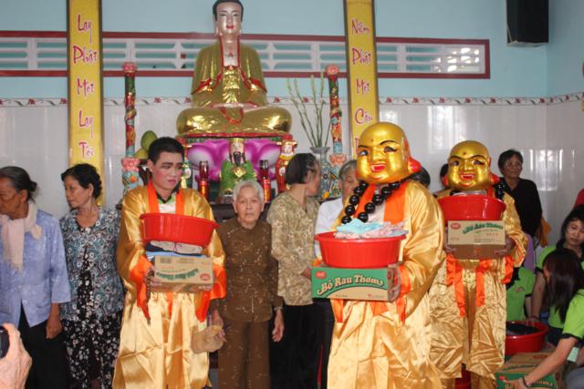 Làn Gió Ấm: Di Lặc du xuân mang yêu thương đến mọi miền