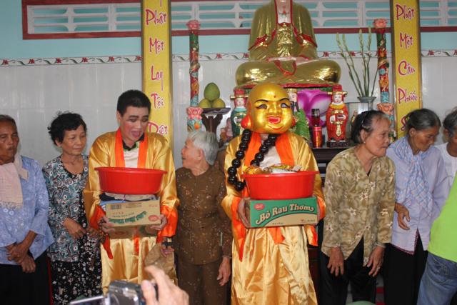 Làn Gió Ấm: Di Lặc du xuân mang yêu thương đến mọi miền