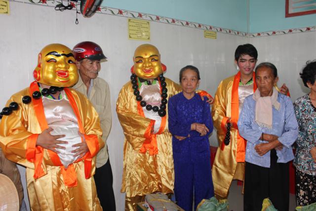 Làn Gió Ấm: Di Lặc du xuân mang yêu thương đến mọi miền