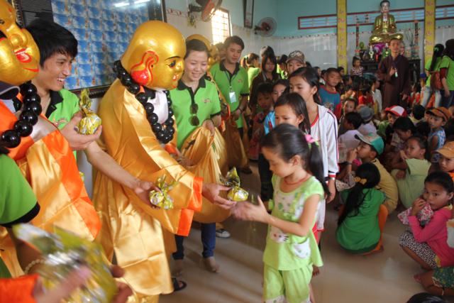 Làn Gió Ấm: Di Lặc du xuân mang yêu thương đến mọi miền