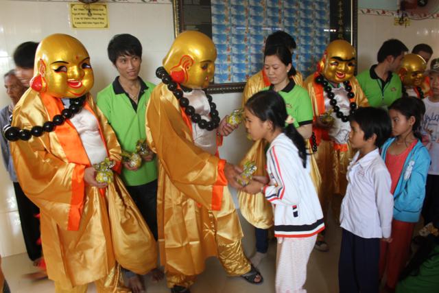 Làn Gió Ấm: Di Lặc du xuân mang yêu thương đến mọi miền