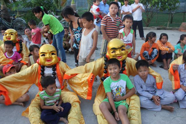 Làn Gió Ấm: Di Lặc du xuân mang yêu thương đến mọi miền
