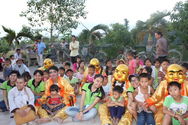 Làn Gió Ấm: Di Lặc du xuân mang yêu thương đến mọi miền