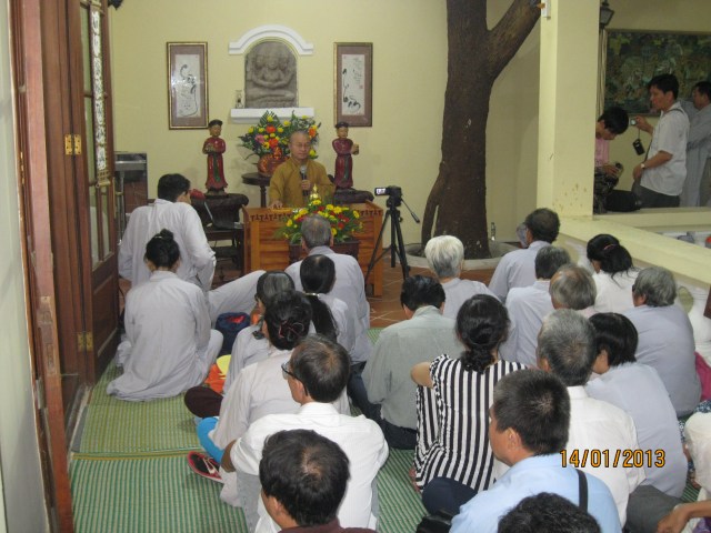 Hội từ thiện Đạo Phật Ngày Nay tặng quà cho các bệnh nhân khiếm thị và ung bứu